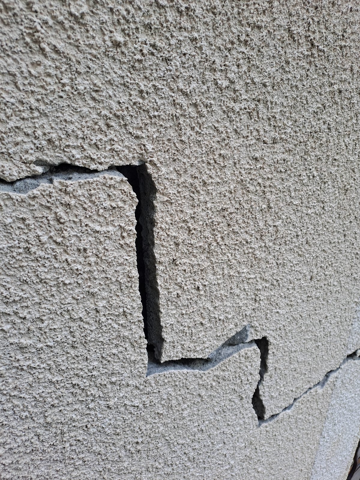 Éclatement de l'enduit de façade