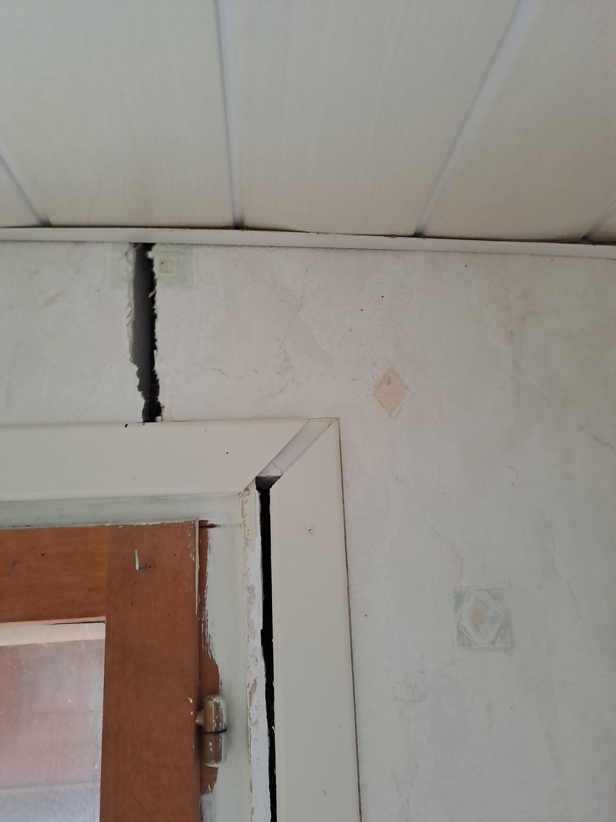 Fissure intérieure à l'angle d'une porte