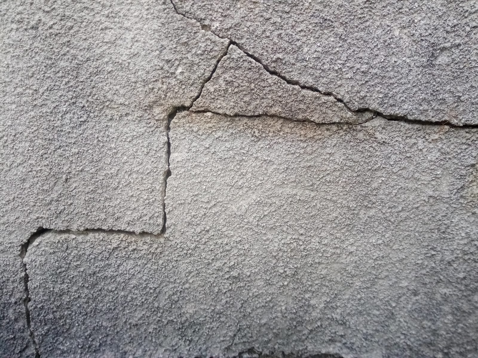 Fissures sur un mur en façade